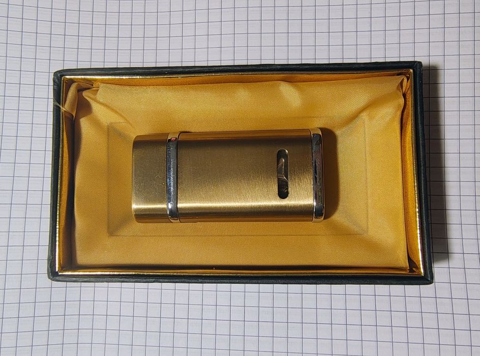 Brichetă metalică aurie, elegantă, în cutie cadou , stare impecabilă
