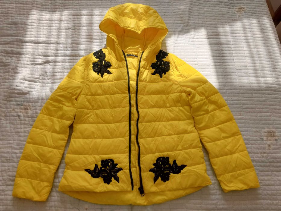 Продаются б/у стильные осенние куртки для девочек.