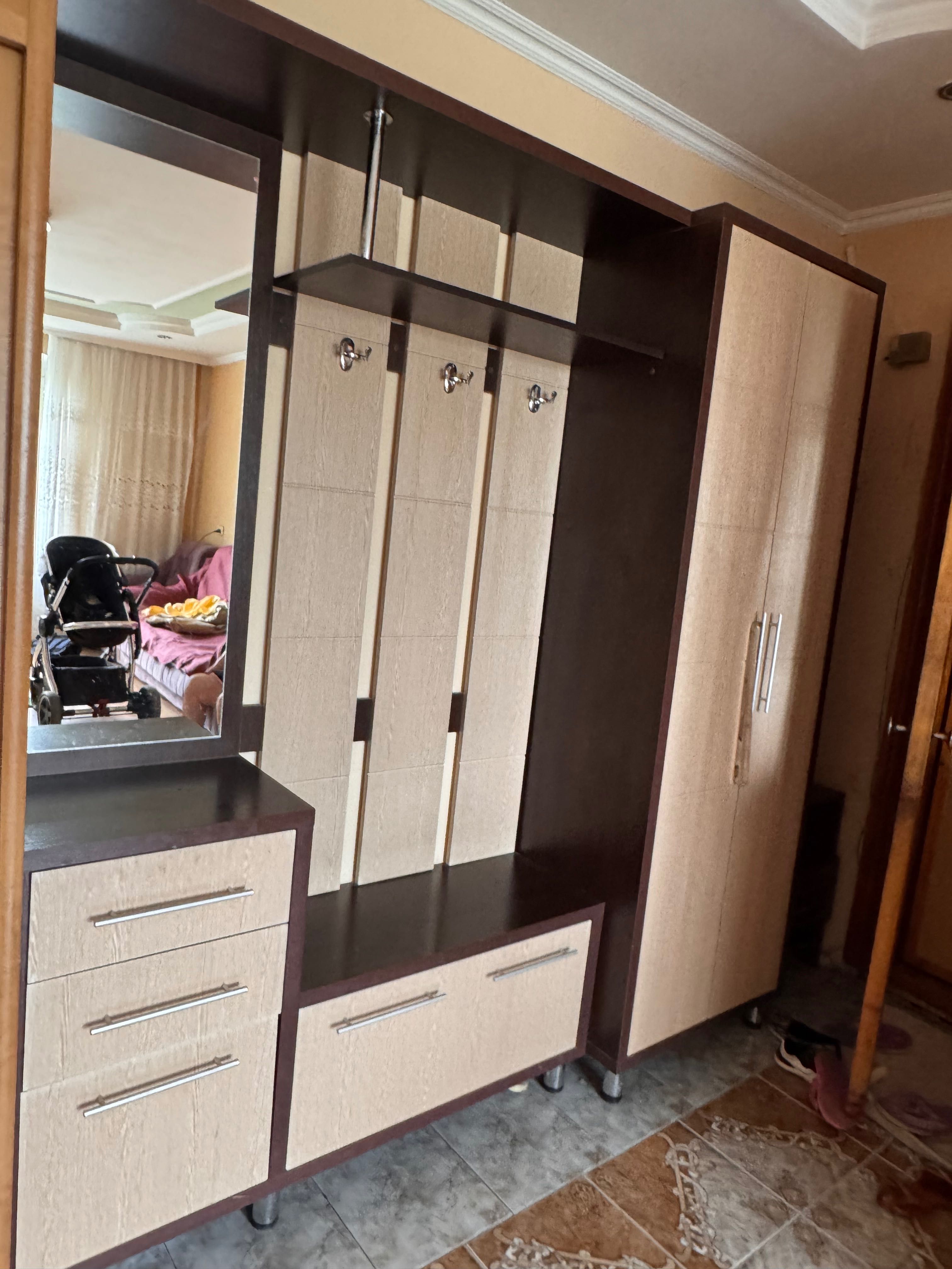 Продается шкаф в прихожую
