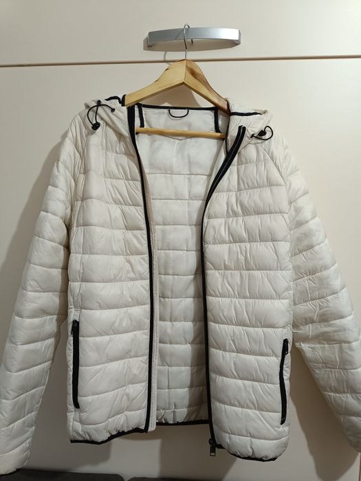 Яке Bershka в бял цвят с черни акценти