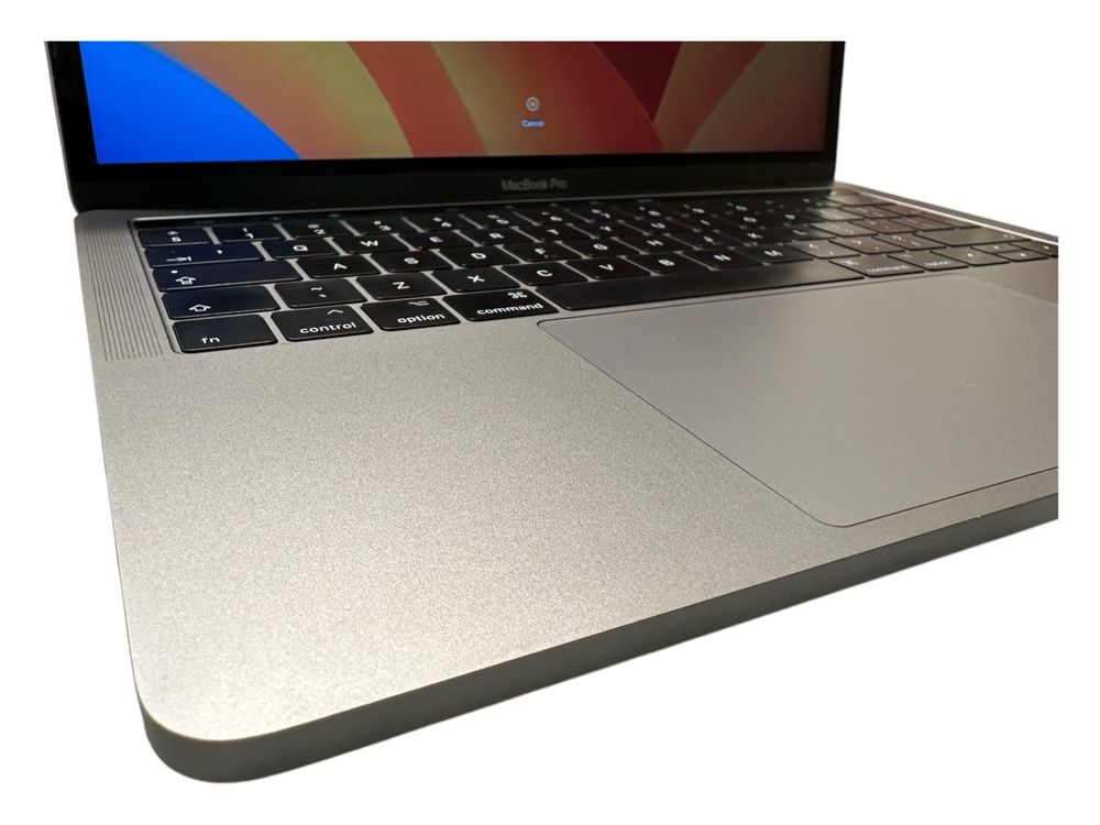 Продавам Macbook Pro 13 2017 Touchbar, 4 Thunderbolts, 8GB RAM, 256GB