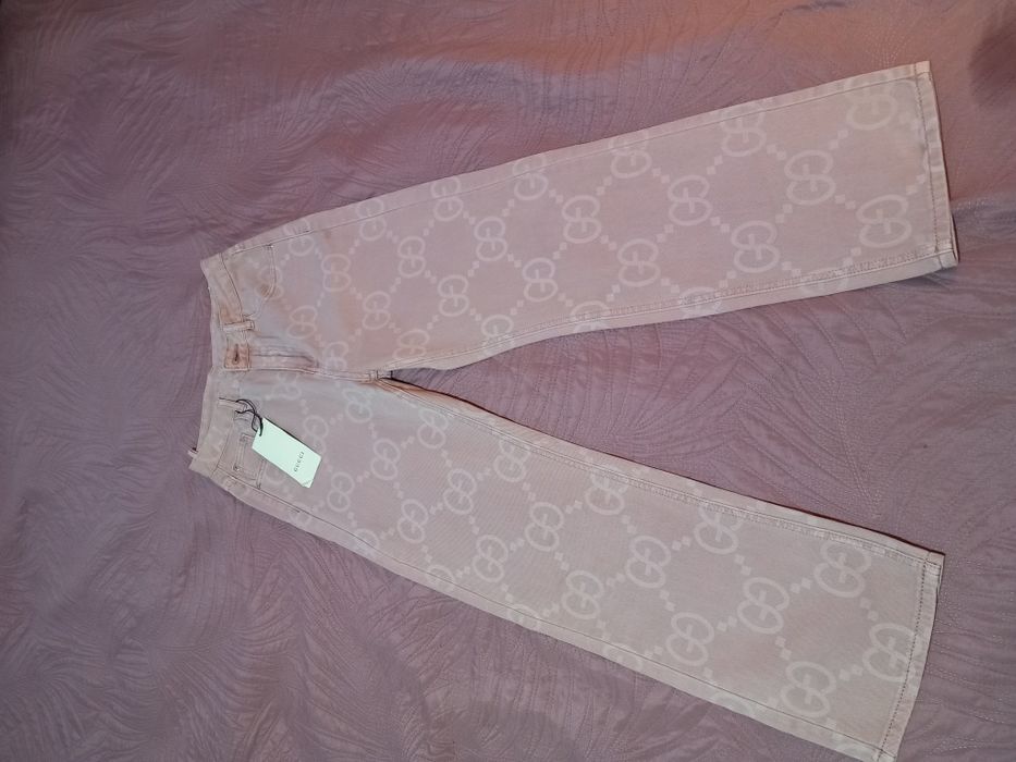 Blugi Gucci, noi cu eticheta