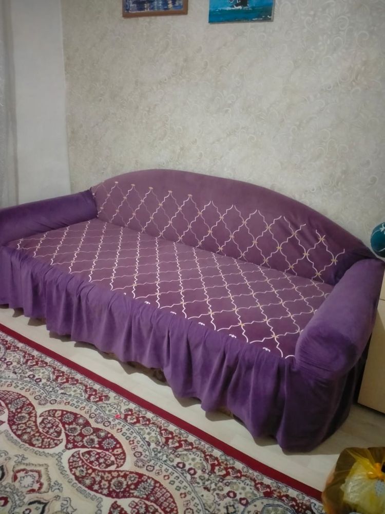 Угловой шкаф и диван