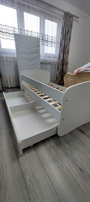 Pat copii în condiții bune de 80×145.