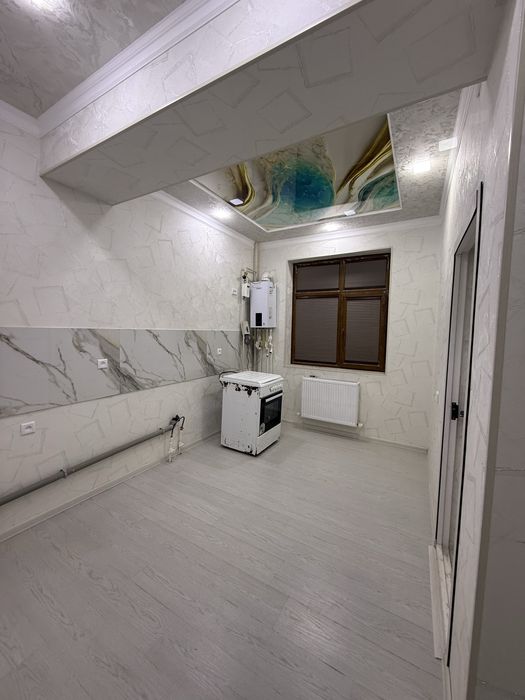 Срочно ижарага 2 хона 1-етаж пустой янги бозор жойлашган