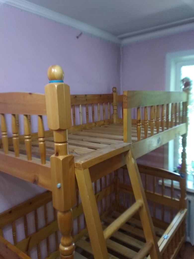 Продам двухярусную кровать детскую