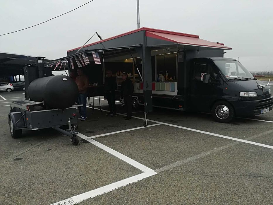 Food Truck Extensibil + Smoker  – Afacere la Cheie, Complet Utilată