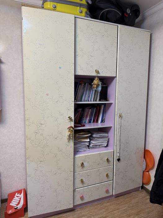 Шкаф, стол и навесные полки