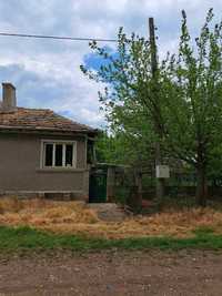 Продавам къща с гараж и градина в село Доброплодно
