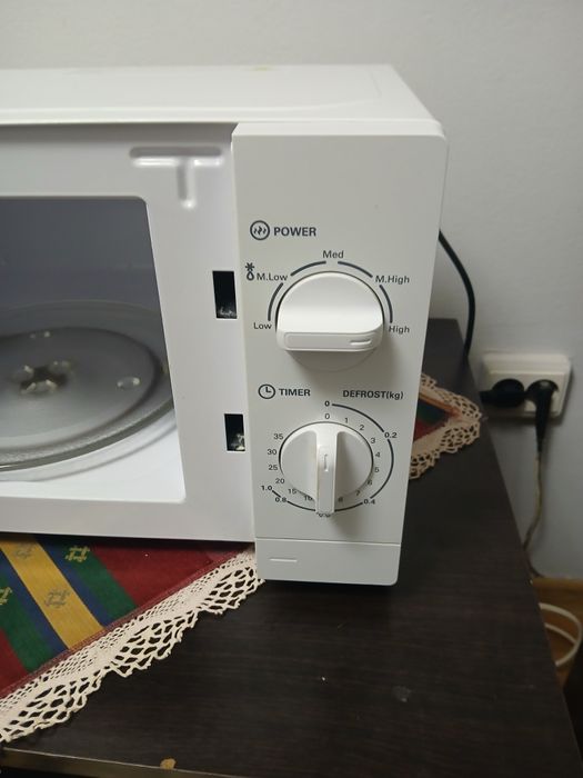 Vând cuptor cu microunde