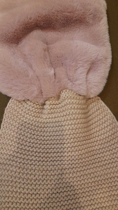 Чисто нов Зимен шал Guess