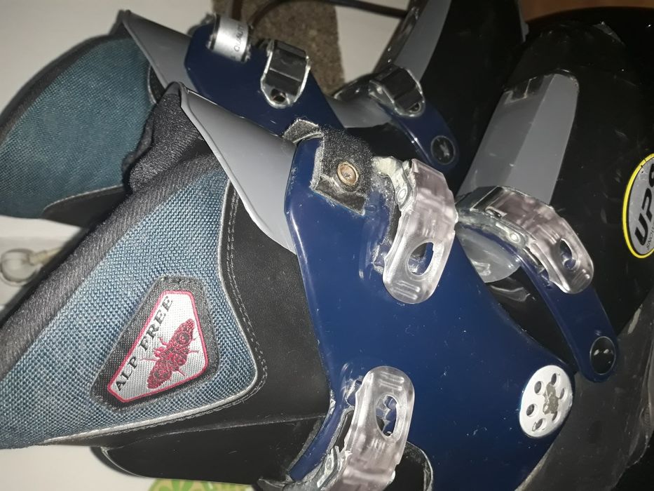 Clăpari, schiuri, ochelari, bețe, cască ski