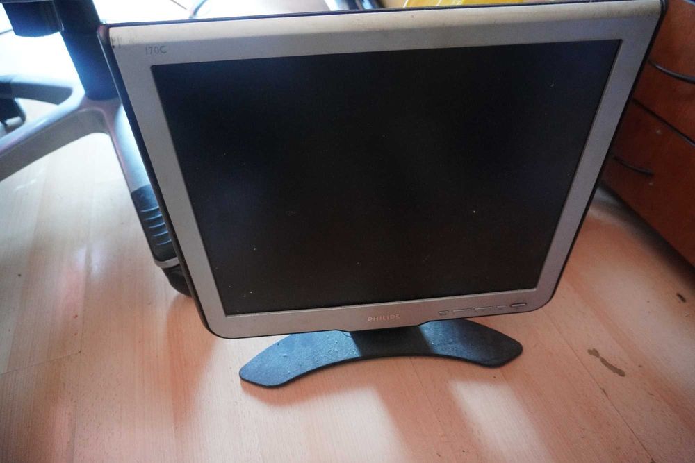 Настолен компютър pc и 1 монитор