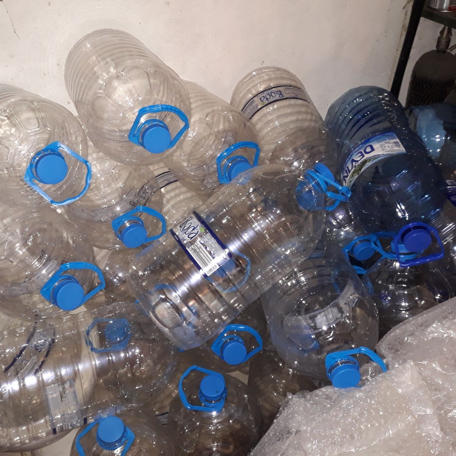 Празни 11 литрови бутилки от мин вода  цена за брой 1 лв.ерална вода