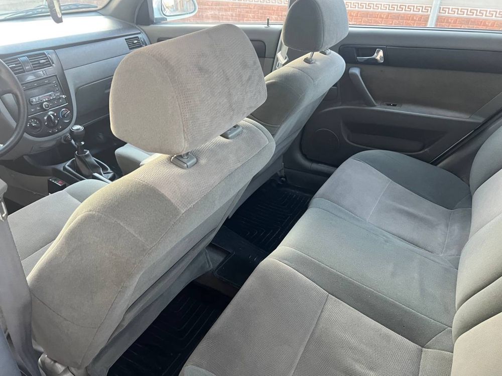 Lacetti 1.8 sotiladi