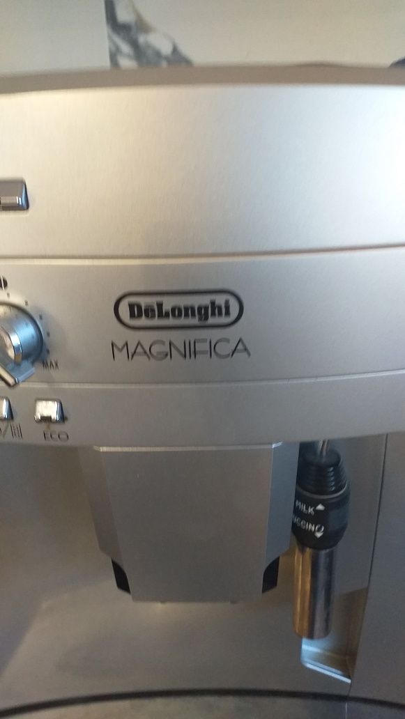 Vand Aparat de Cafea boabe  Delonghi Magnifica