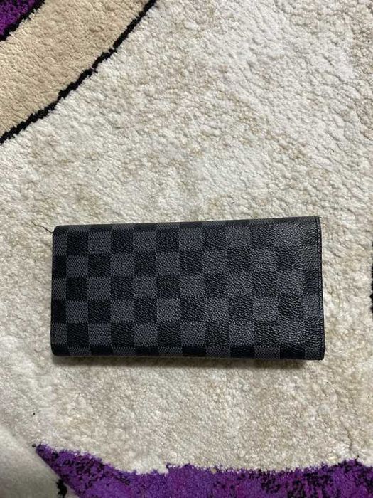 Portofel Louis Vuitton cu emblemă metalică si spaatii carduri