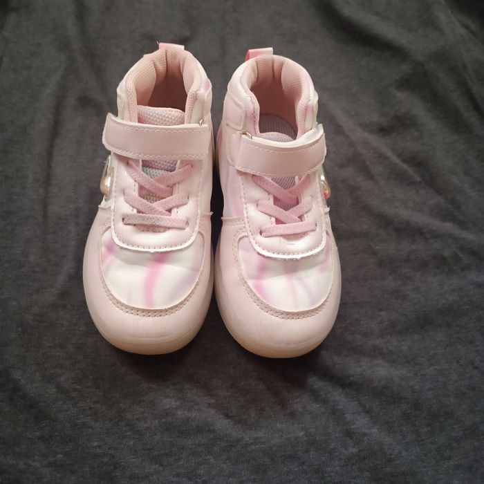 Продается детская кросовка