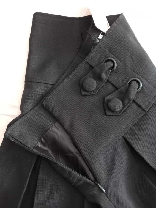 Fusta neagra scurta cu pliuri 42 un nasture lipsa noua second hand
