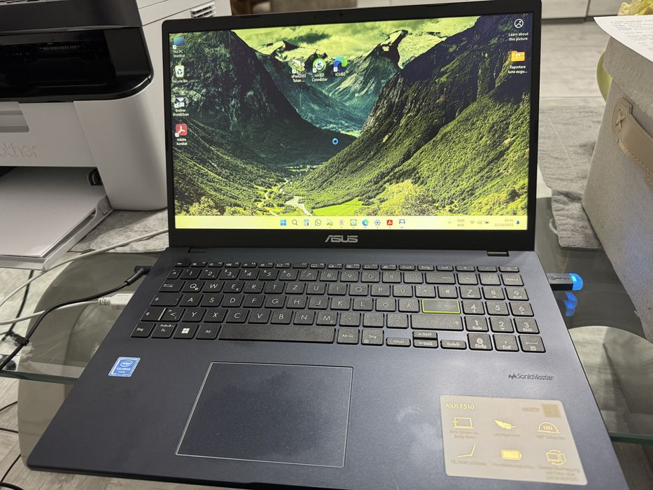 Asus E510 - 350 lei - 9.9/10