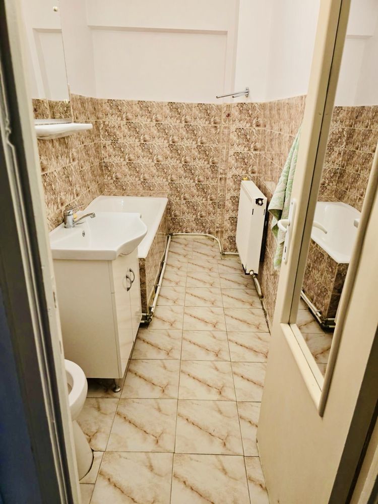 Vând apartament cu 3 camere, decomandat, zona gării Bârlad.