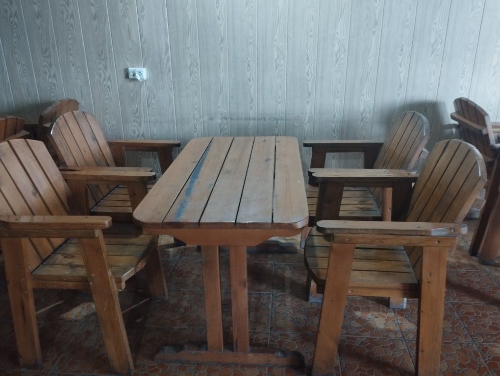 Столы и стулья для столовых.