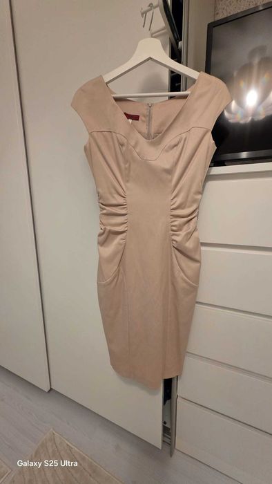 Vand rochii purtate o singură dată