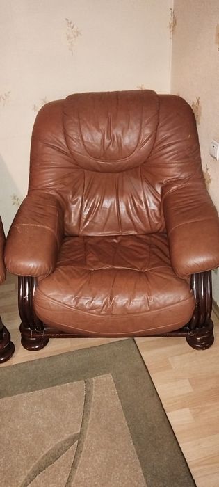 Продам кожаный диван, два кресла, стол 3 метра , состояние б/у.///////