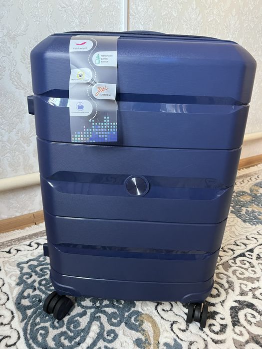 Чемодан темный синего