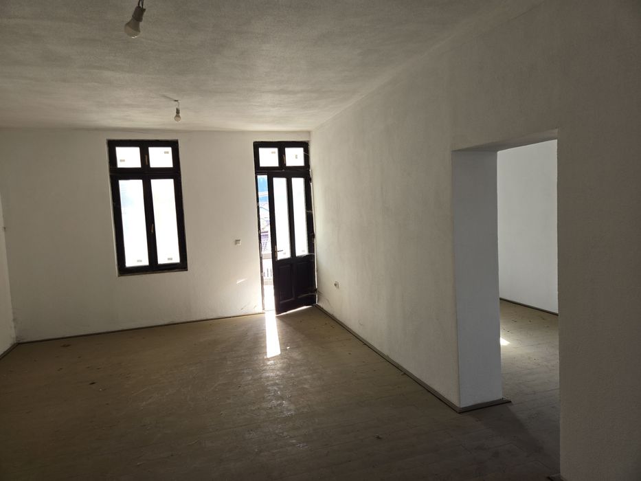 Cladire comerciala - subsol 100 mp + etaj 450 mp