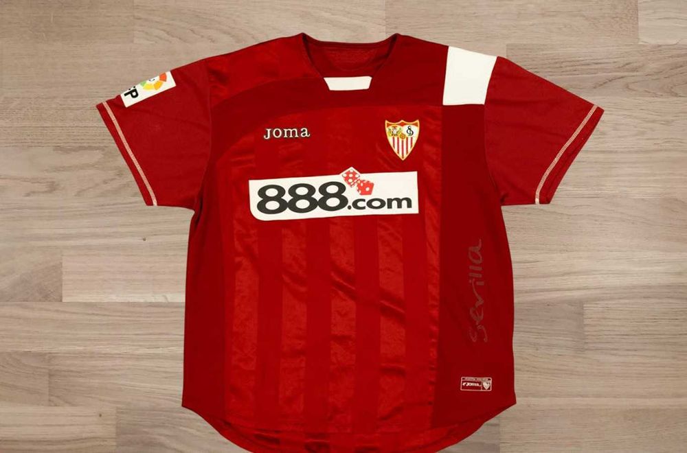 Футболни тениски Sevilla Daniel Alves и Hamburger Rafael Van der Vaart