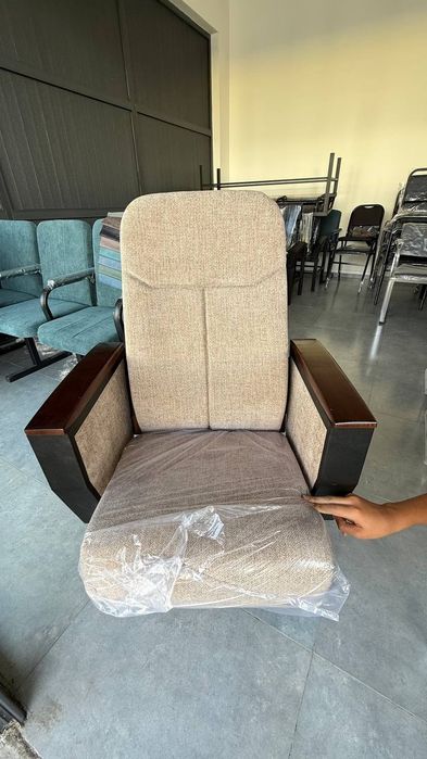 “Yangi auditoriya kreslolari — maktab, institut va ofislar uchun ideal