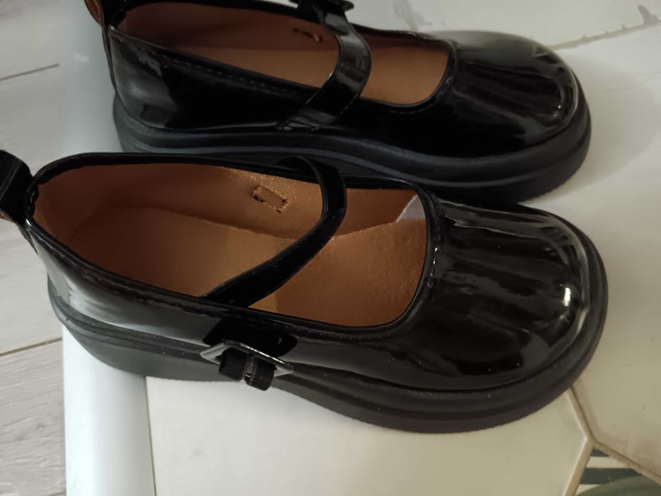 Продавам детски нови обувки на Wednesday 35