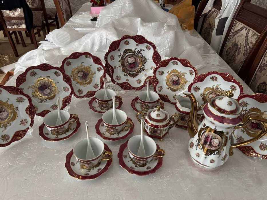 Чайный сервиз красный