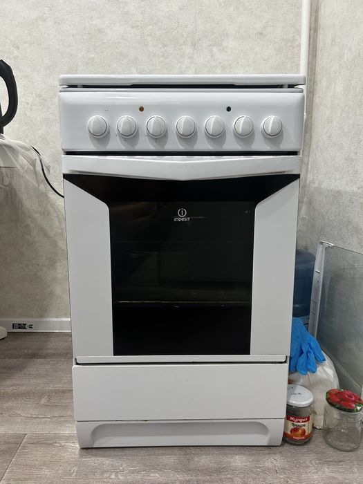 Продам электрическую плиту Indesit с духовкой 4 канфорочною