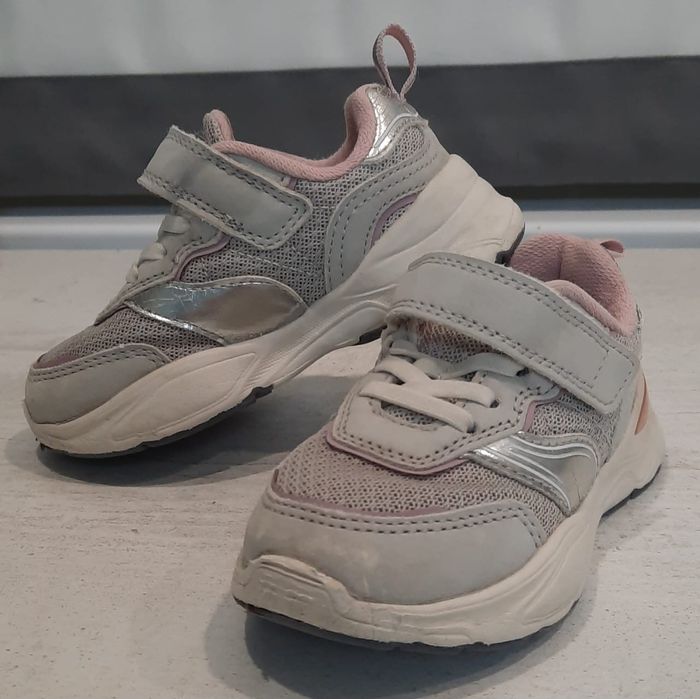 Продам детские кроссовки