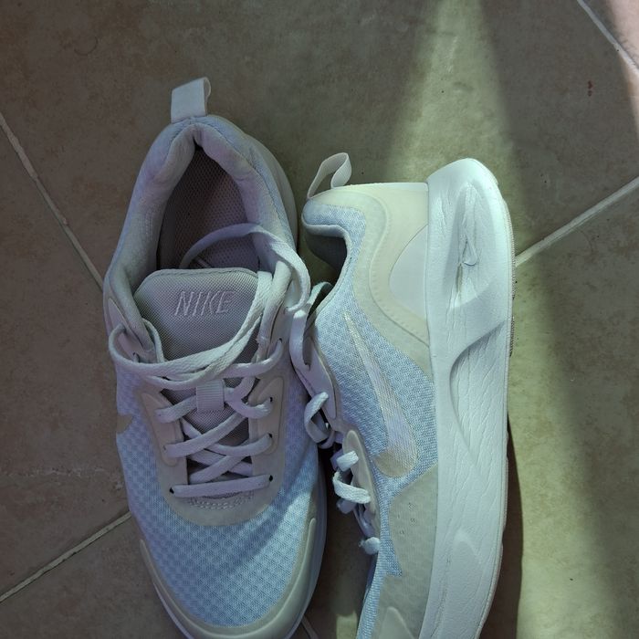 Дамски бели обувки на Nike