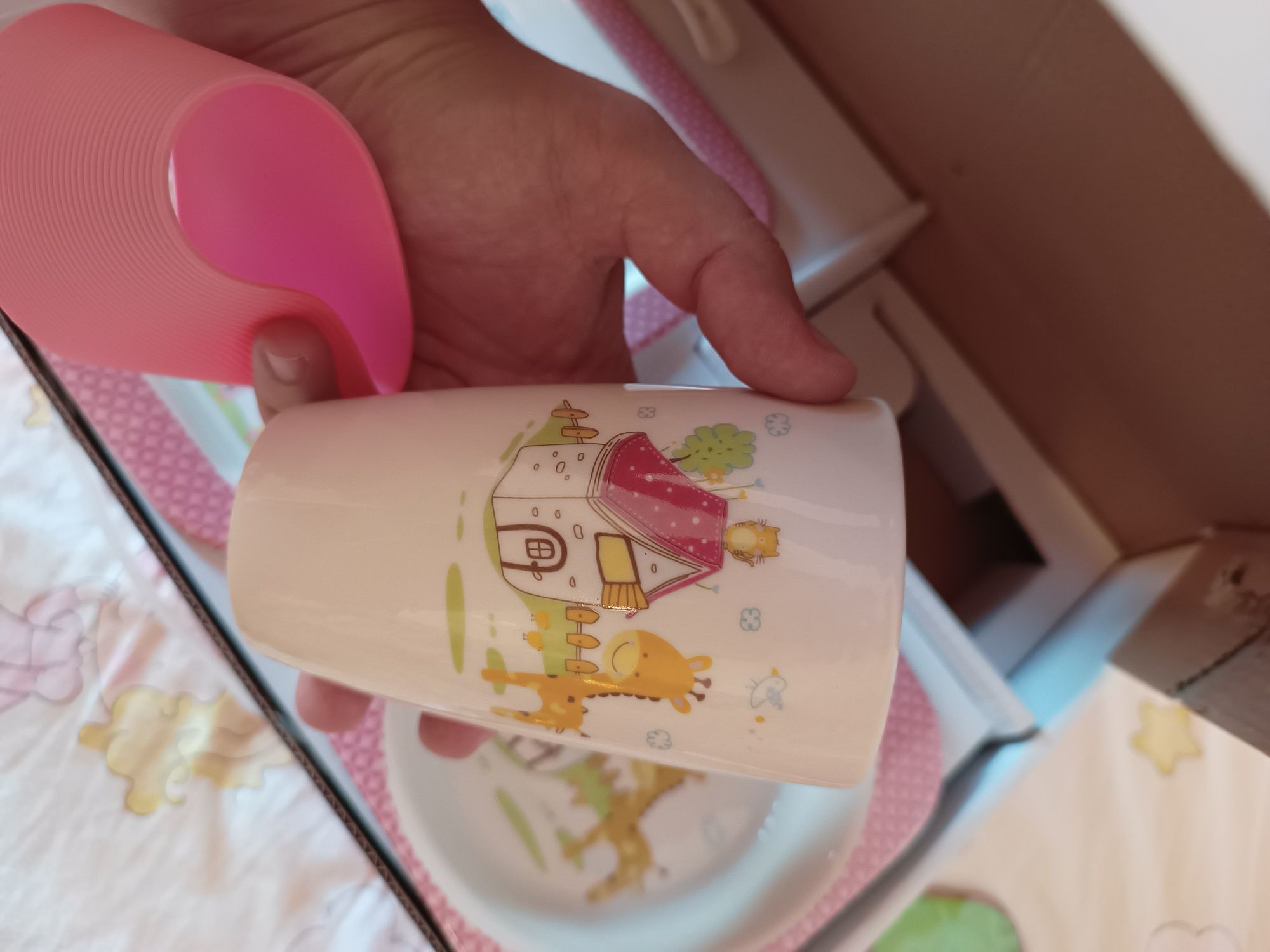 Продавам детски сервиз за хранене с лъжичка