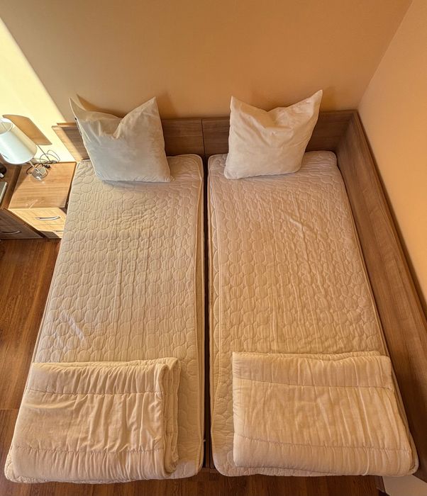 Продавам две легла с матраци 90х120 като нови,неизползвани