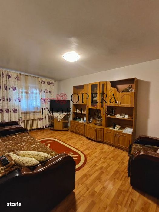 Apartament 4 camere, decomandat, de vanzare, zona Alexandru cel Bun