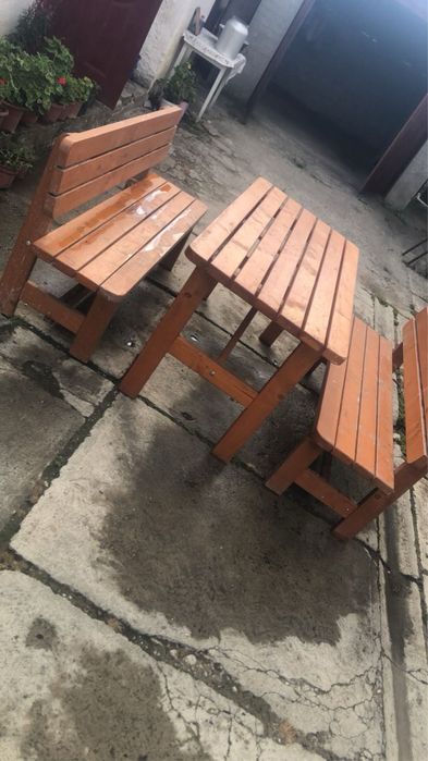 Masa de lemn cu banci