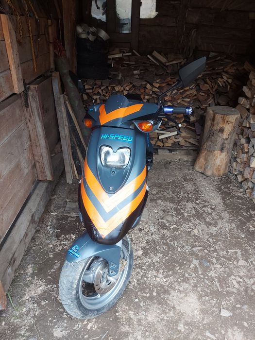 Vând scuter impecabil