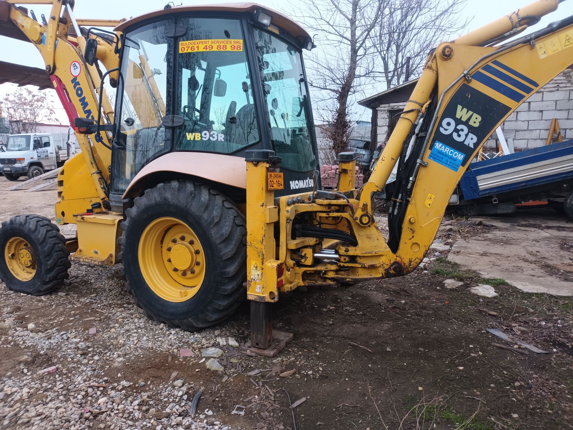 Vând buldoexcavator komatsu wb93r 2014  4 cupe la el