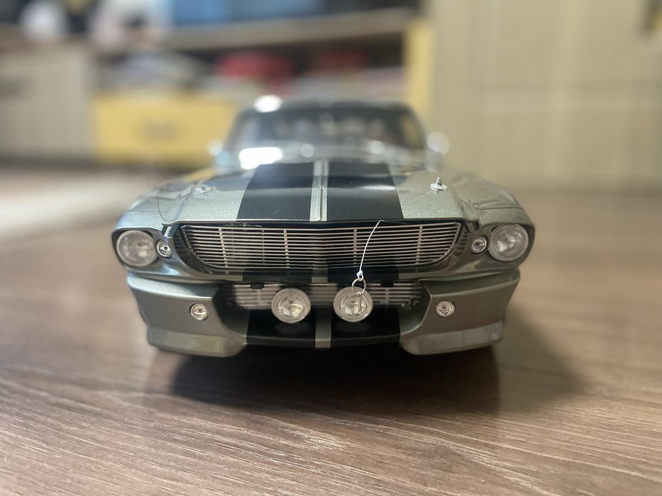 Vând sau machetă Mustang Eleanor 1:8
