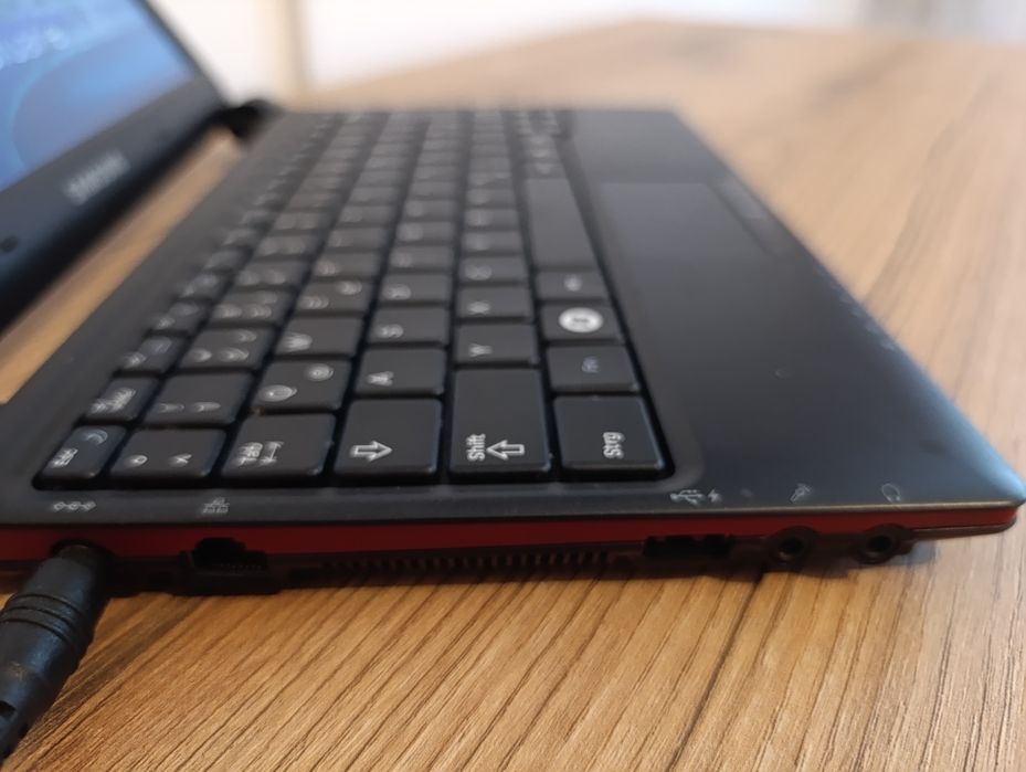 Vând mini laptop Samsung