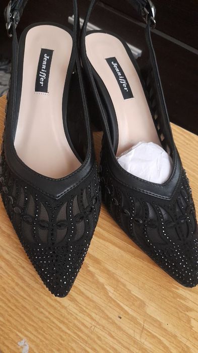 Juda chiroyli va qulay oyoq kiyim yangi biror marta kiyilmagan,sifatli