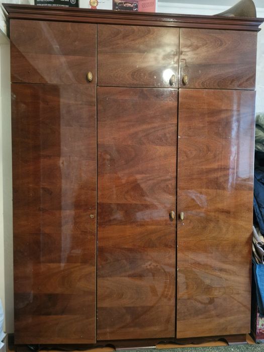 Шкаф хорошем состоянии навесы все на давочиках двери