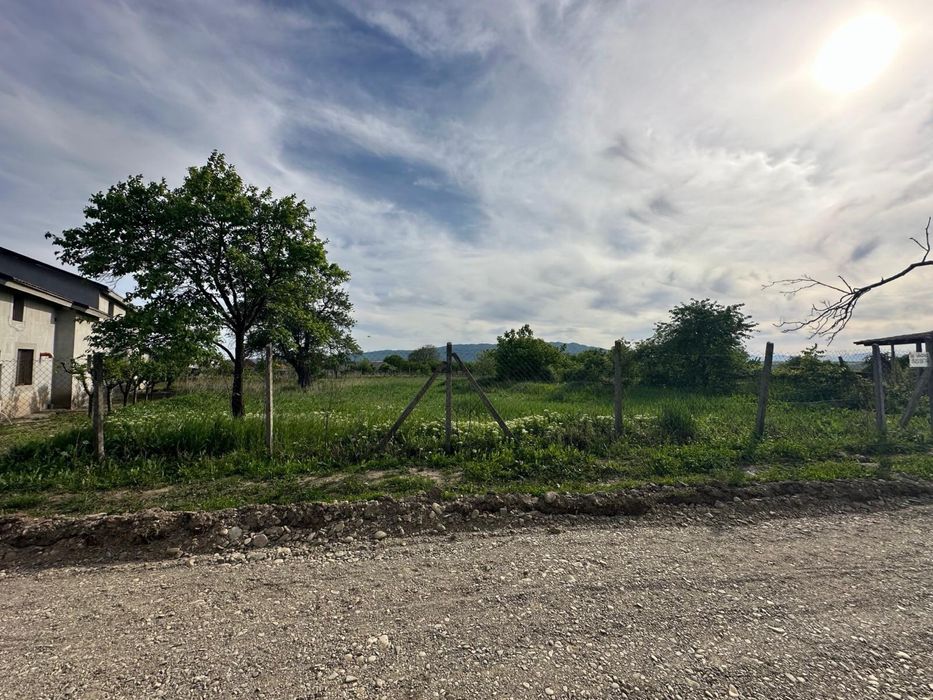 Teren intravilan de vânzare