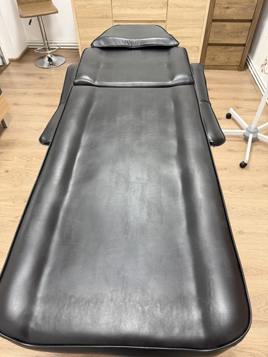 Vând pat cosmetică de culoare neagră