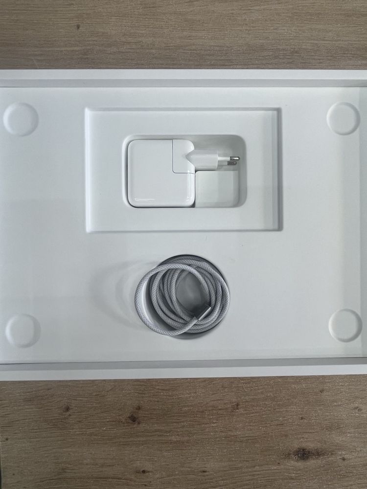 Macbook Air M2 256GB 5 цикъла Гаранция